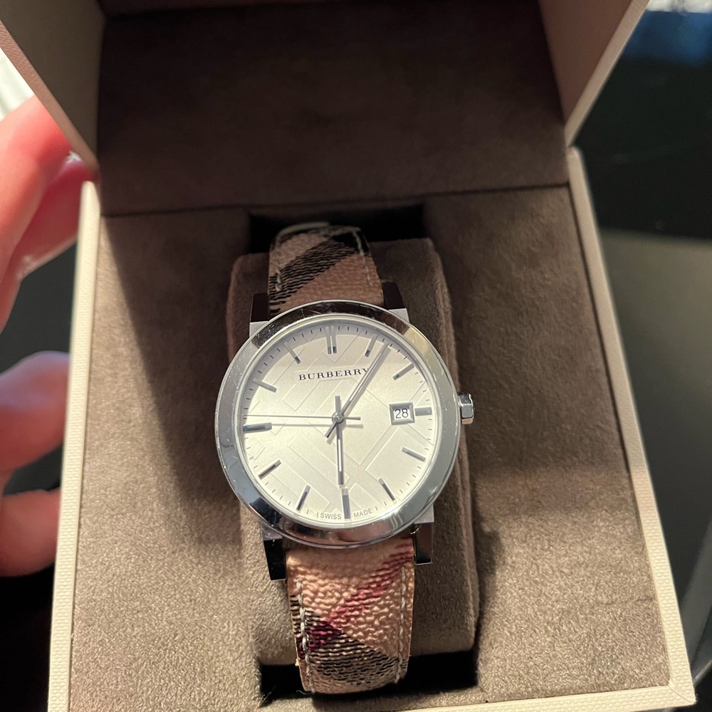 Burberry watch - Picture 2 of 4
